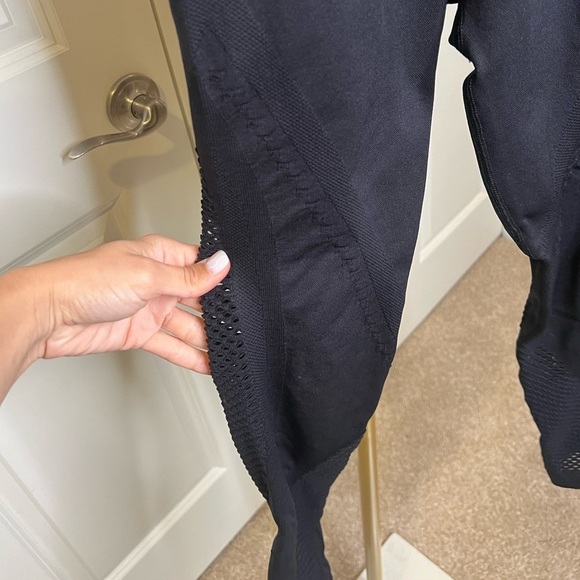 Athelta black seamless perforated mesh fitted leggings ribbed band - Picture 4 of 11